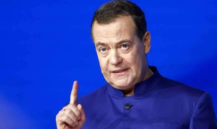 В Кремле истерика: Медведев пригрозил сделать из Армении "новую Украину" - news image