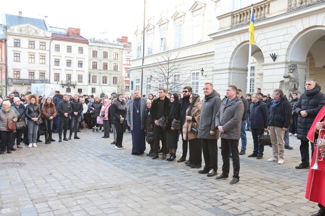 Похорон Степана Гіги: у Львові тисячі людей прощалися з народним артистом - фото 2