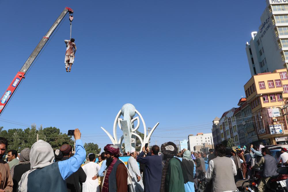 В Афганистане вывешивают на улицах тела людей - фото 5