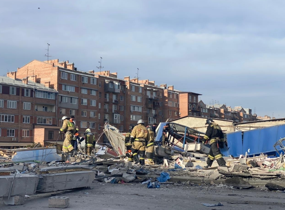 У російському супермаркеті стався вибух: будівля обвалилася (ФОТО) - фото 3