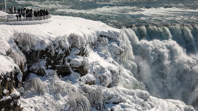 Невероятные фото: в США замерз Ниагарский водопад - фото 2