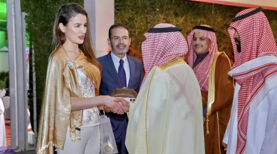 Госпожу посол Украины в Омане Ольгу Селых раскритиковали из-за одежды (ФОТО) - фото 2