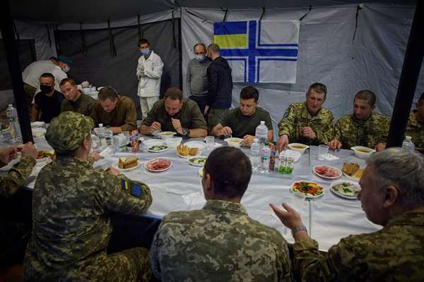 У Зеленского ответили на скандальное фото, где президент ест перед офицерами - фото 2