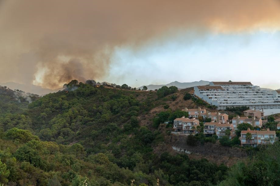 Поблизу іспанського курорту розгорілась лісова пожежа: є загиблі (ФОТО) - фото 2