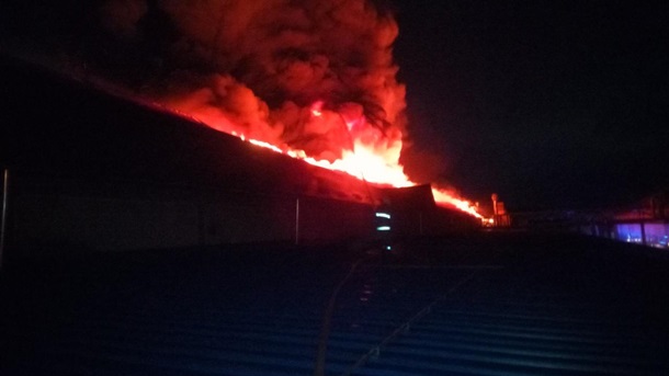 На Закарпатье вспыхнул мощный пожар на лыжной фабрике - фото 2