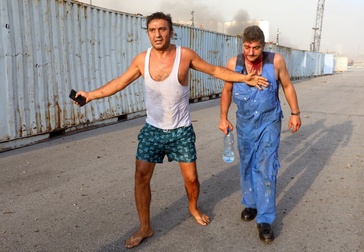 Окровавленные люди и тонны железа: как сейчас выглядит разрушенный взрывами Бейрут (ФОТО) - фото 4