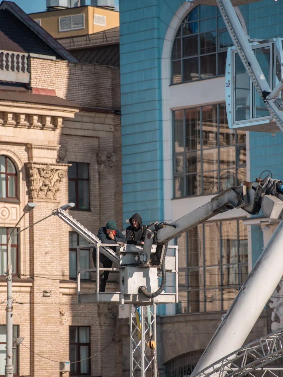 Контрактовая площадь без панорамы: владелец демонтирует аварийное колесо обозрения - фото 2