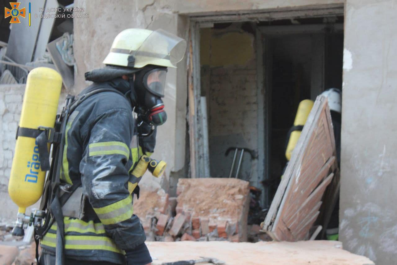 Ракетний удар по будинку в Одесі: є жертви - фото 3