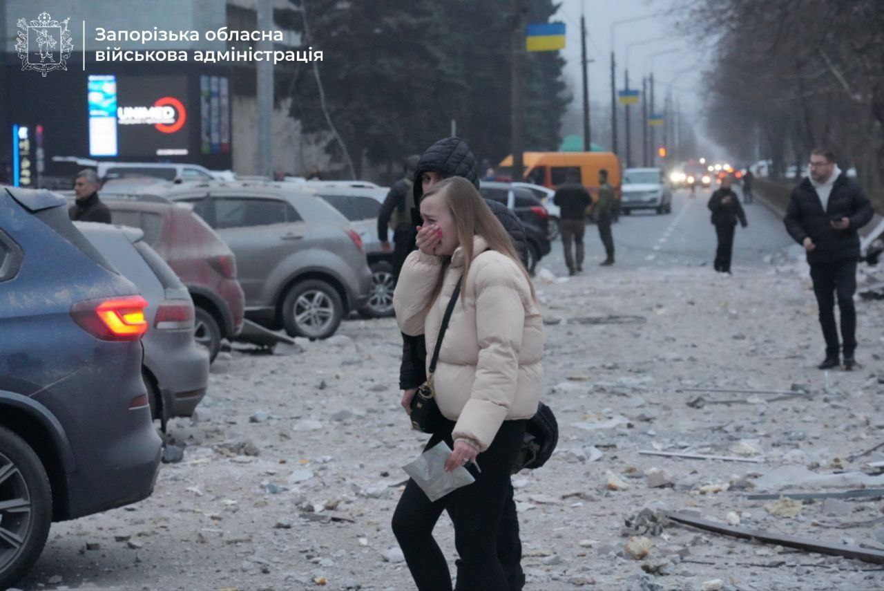 Окупанти вдарили балістикою по Запоріжжю: є загиблі та люди під завалами (ОНОВЛЕНО) - фото 10