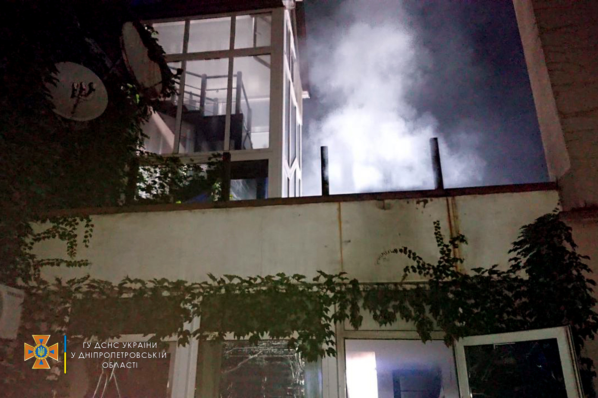 В Кривом Роге ночью горел дом престарелых: как это было (ФОТО, ВИДЕО) - фото 4