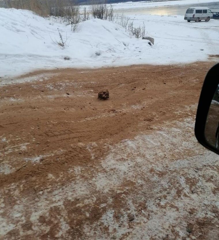 ФОТОФАКТ: в России вместе с песком на дороге оказался столетний человеческий череп - фото 3