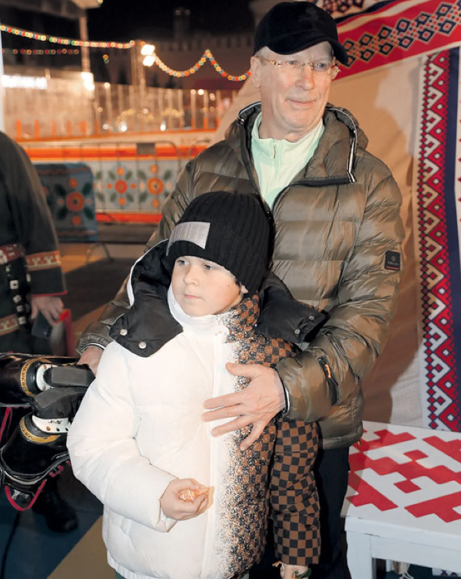 У РФ сфотографували сина відомого ведучого в РФ, якого ховали від публіки - фото 2 У РФ сфотографували сина відомого ведучого в РФ, якого ховали від публіки - фото 2