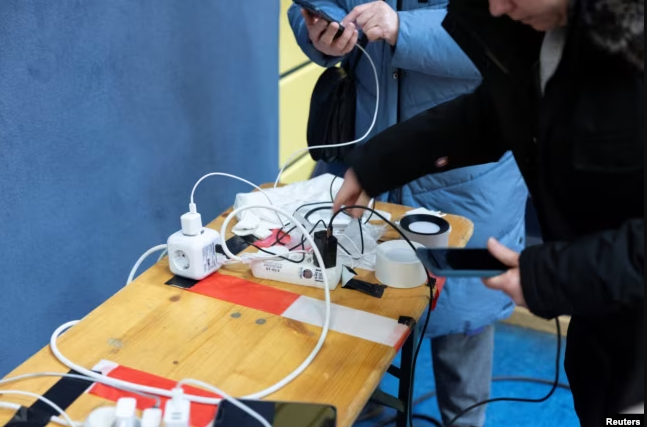 ”Думали, що Росія атакує”: українці відкрили Пункт незламності в Берліні після масштабного блекауту (ФОТО) - фото 2