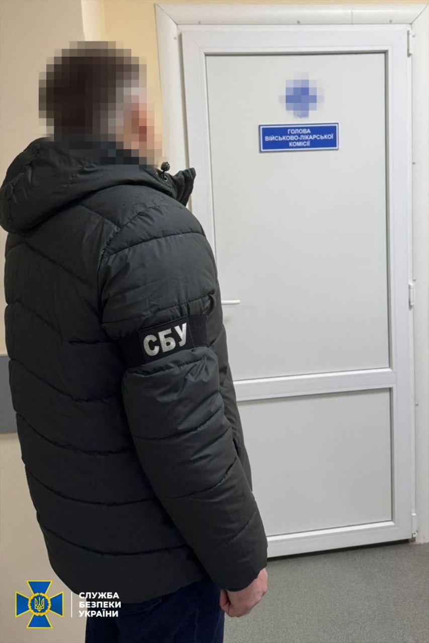 У очільниці районної ВЛК на Дніпропетровщині знайшли понад 300 тисяч доларів США - фото 2