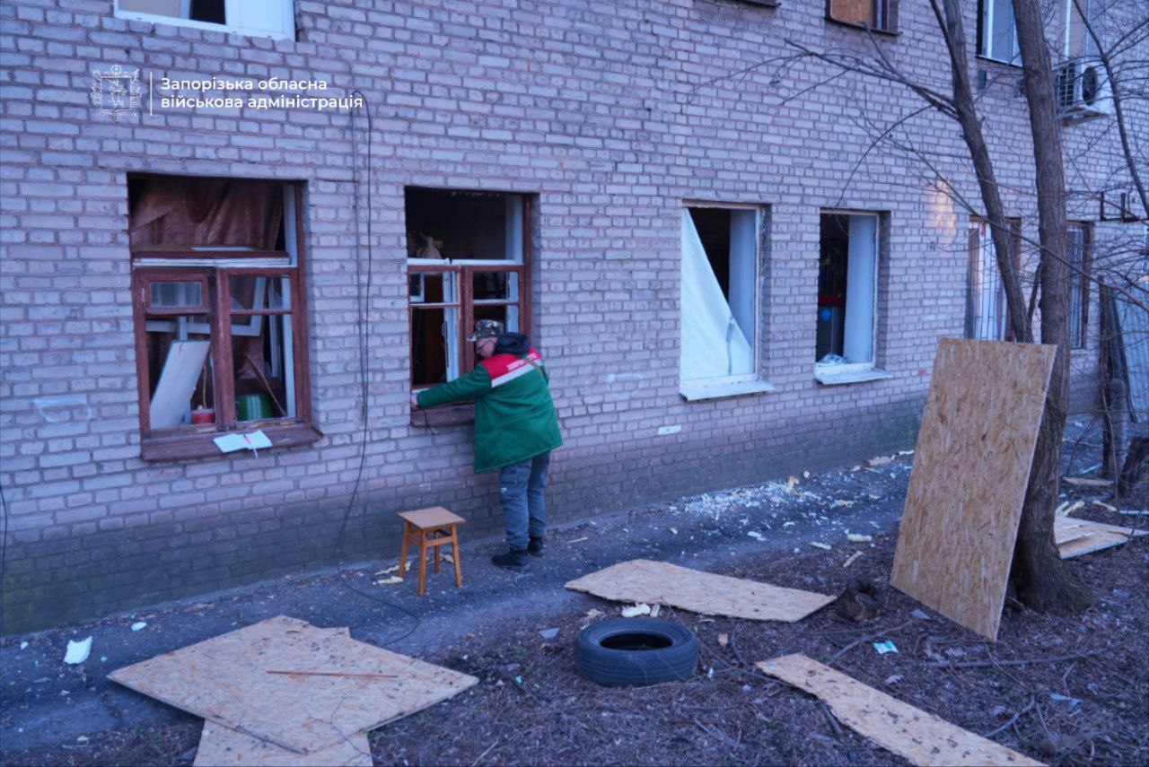 Вражеский удар по Запорожью: зафиксировано попадание в многоэтажный дом (ОБНОВЛЯЕТСЯ) - фото 2