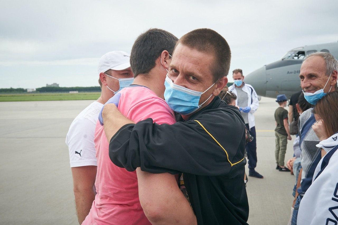 В Украину прибыл спецрейс с 14 украинскими моряками, которые более трех лет провели за решеткой в Ливии - фото 3