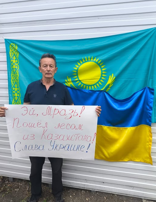 В Казахстане во время визита Путина задержали активиста из-за плаката об Украине (ФОТО) - фото 2