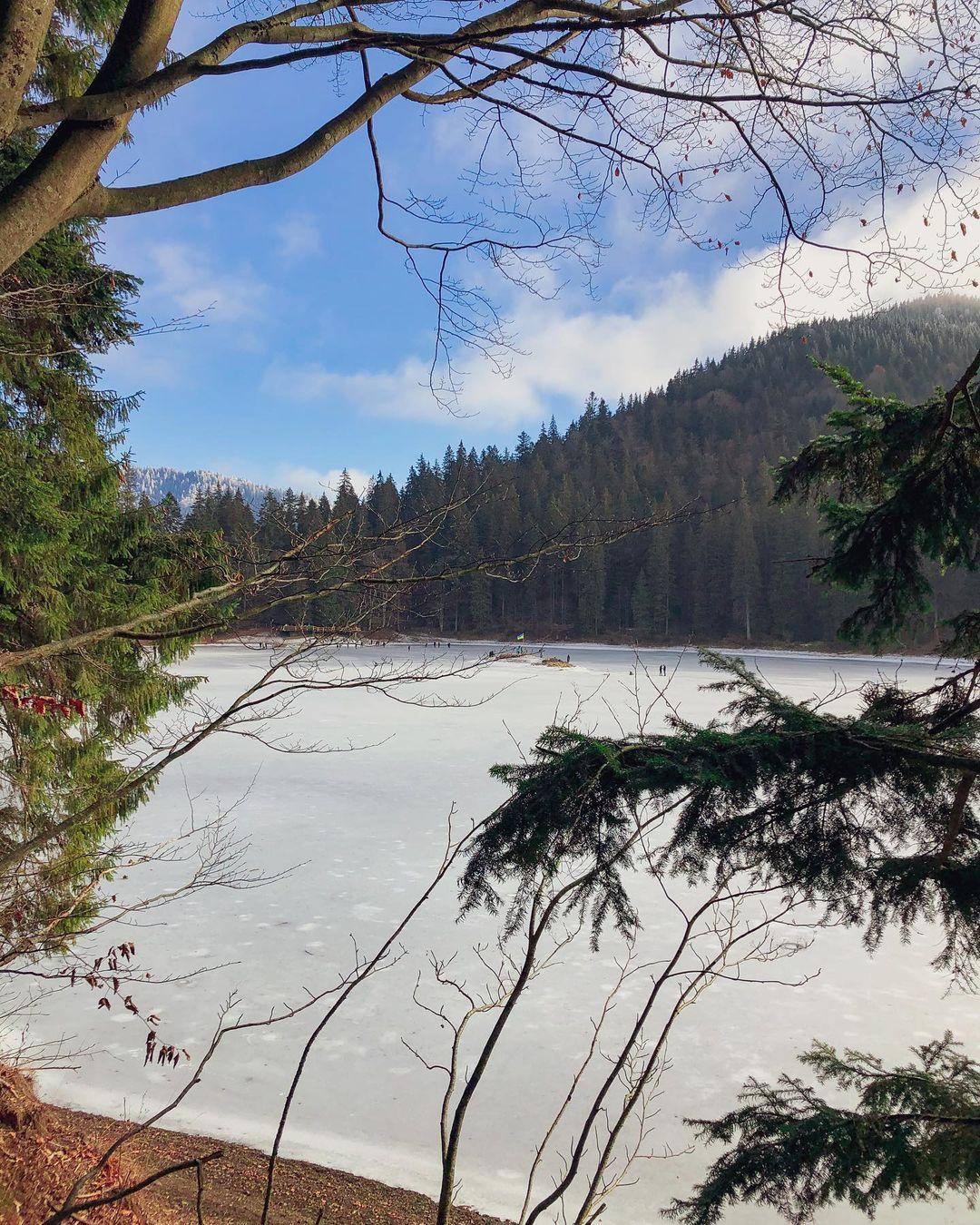 Озеро Синевир поражает невероятной зимней красотой (Фото) - фото 3