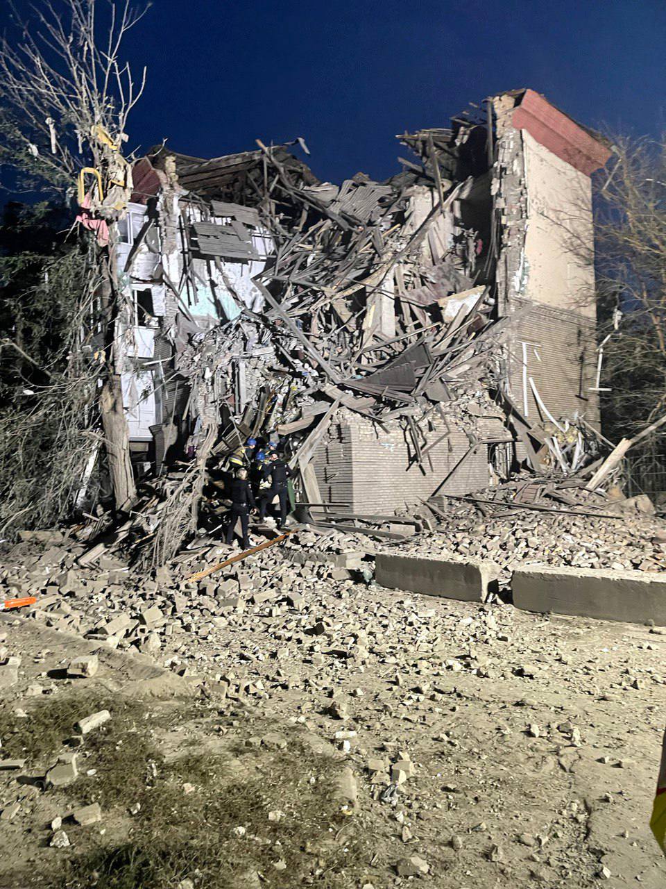 Россия атаковала ракетами Запорожье – в руинах жилые дома (ФОТО) - фото 2