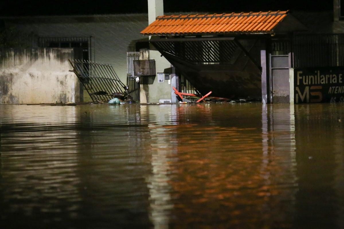 Дома превратились в руины: в Бразилии наводнения убивают людей (ФОТО)  - фото 3