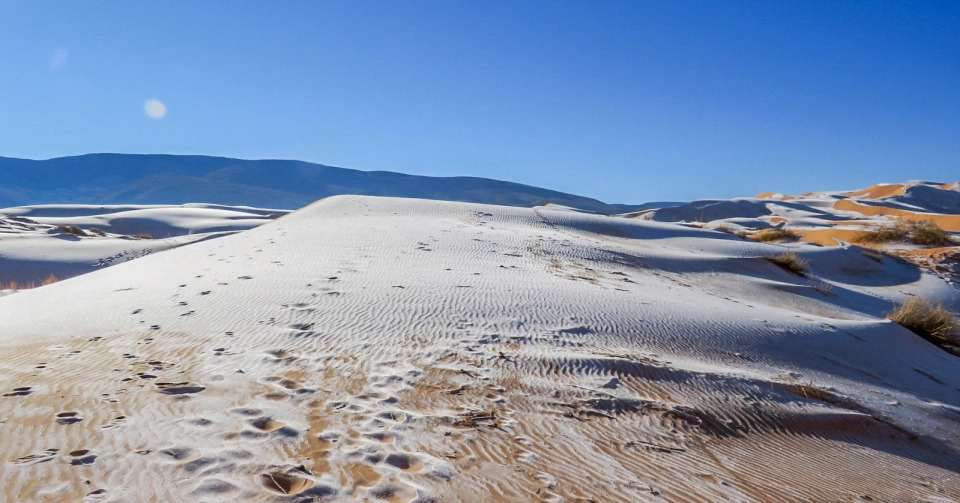 В Сахаре выпал снег — удивительные фото морозной пустыни - фото 7