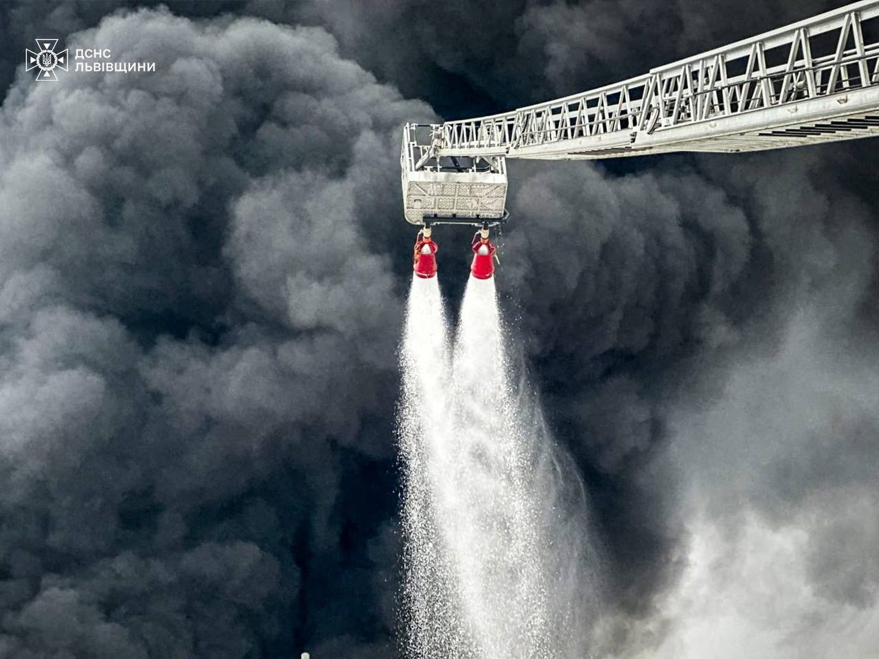 Позакривайте вікна та не виходьте на вулицю: мешканців Львівщини попередили про небезпеку - фото 2