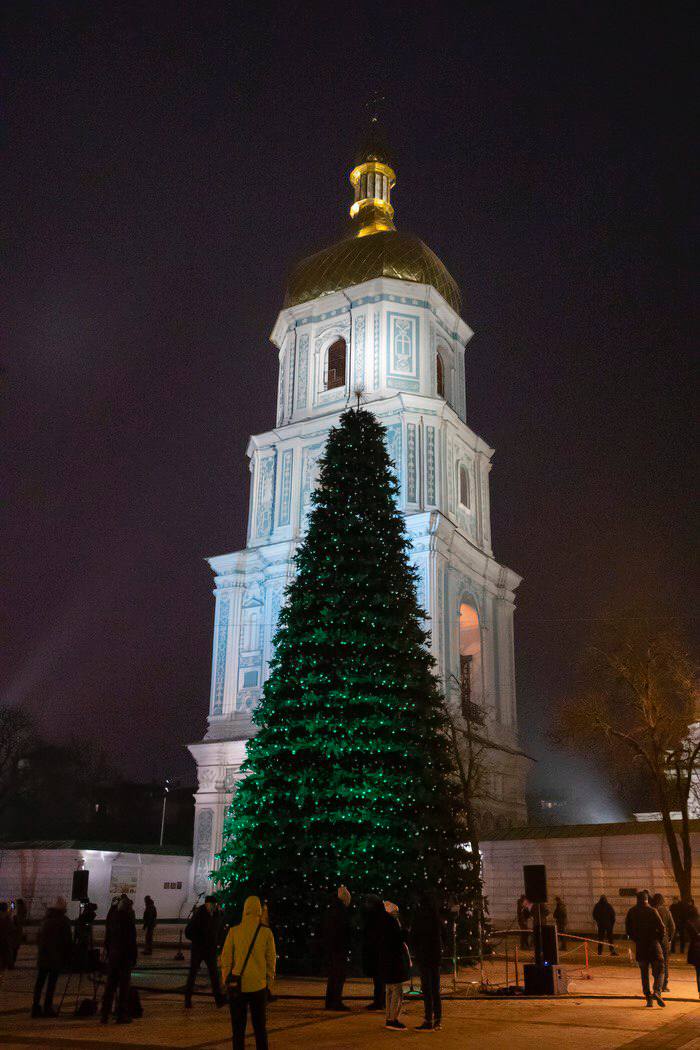 В Киеве открыли главную новогоднюю елку: сколько игрушек пошло на 16-метровое дерево  - фото 2