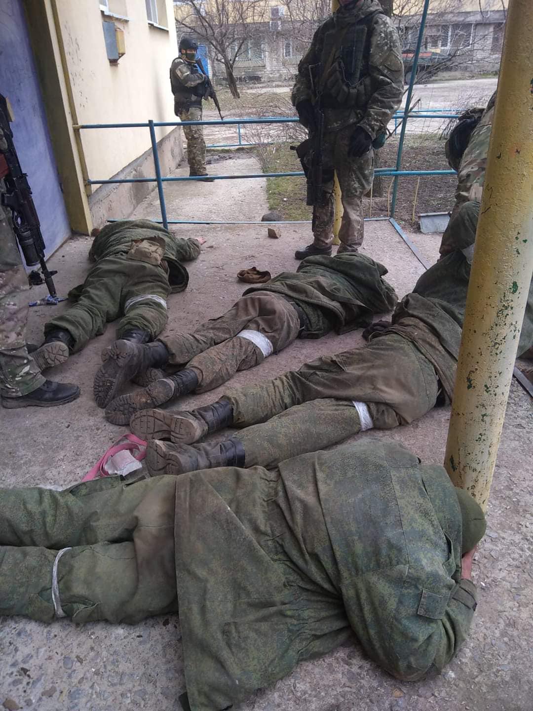 Война в Украине: еще одна группа солдат РФ была взята в плен (ФОТО) - фото 2