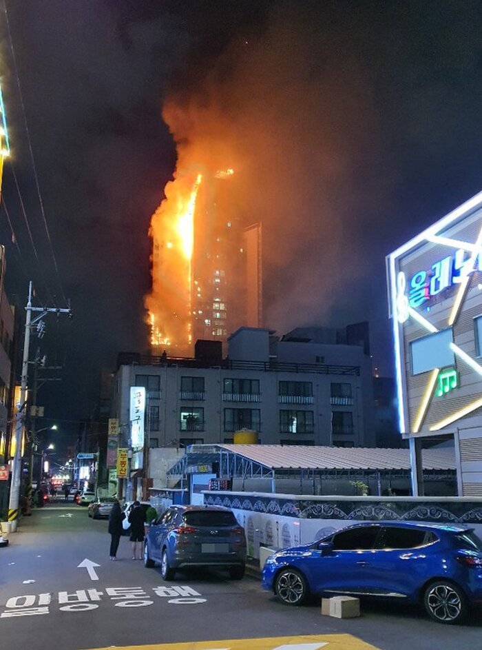 ФОТОФАКТ: У Південній Кореї горить 33-поверховий будинок - фото 3