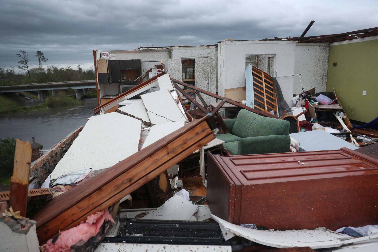 Опубликованы ужасающие фото последствий тропического шторма «Лаура» в США - фото 35