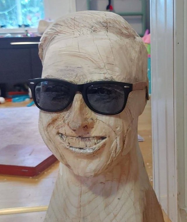 Вместо чучела — президент: мастер оригинально защитил свой сад от птиц - фото 2