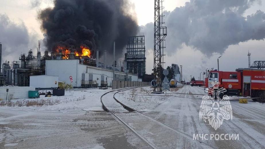 Новий ранок із чергової пожежі на Росії – горить найбільший нафтопереробний завод (ФОТО) - фото 2