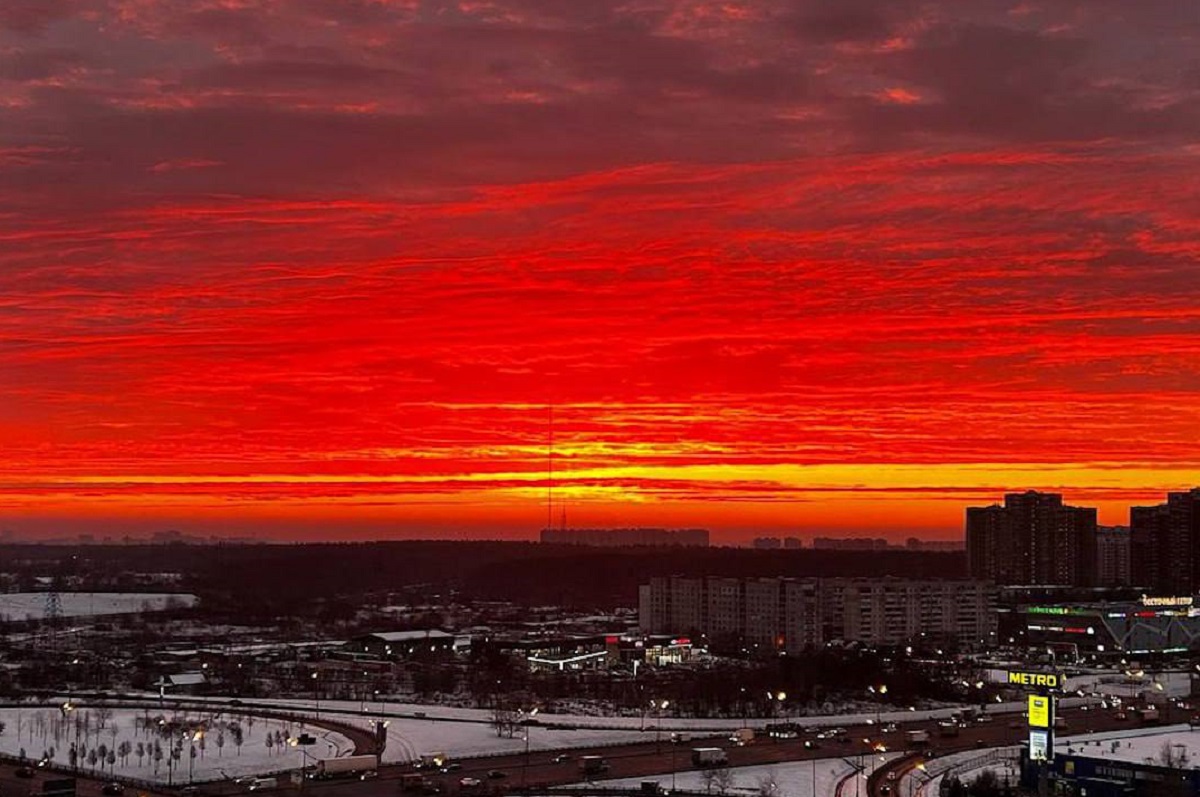 “Криваве” небо над Москвою: що сталося у столиці РФ - фото 2