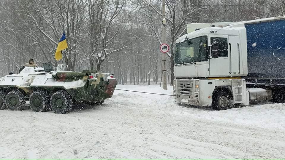 В Ровно БТР встал на защиту города от непогоды: спасены троллейбус и фура - фото 4