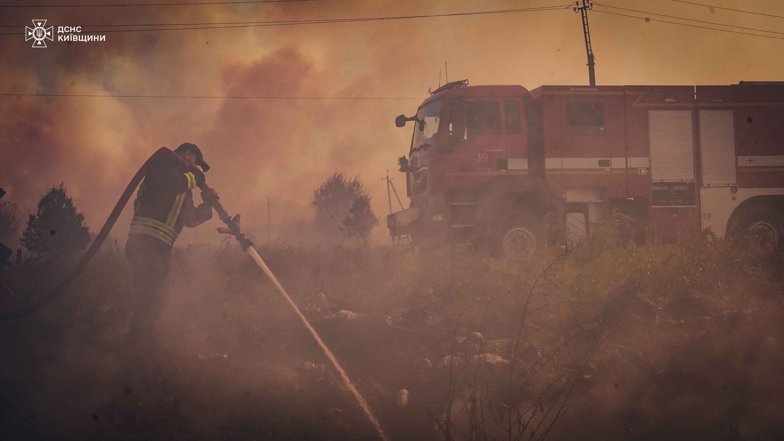 Надзвичайники трьох областей рятували від вогню село на Київщині - фото 3