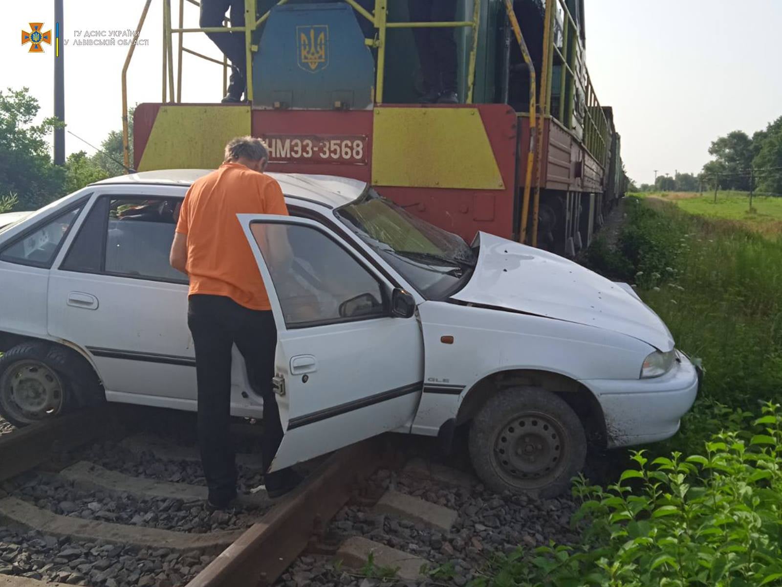 У Львівській області вантажний потяг протаранив легковик: є загиблі (ФОТО) - фото 2