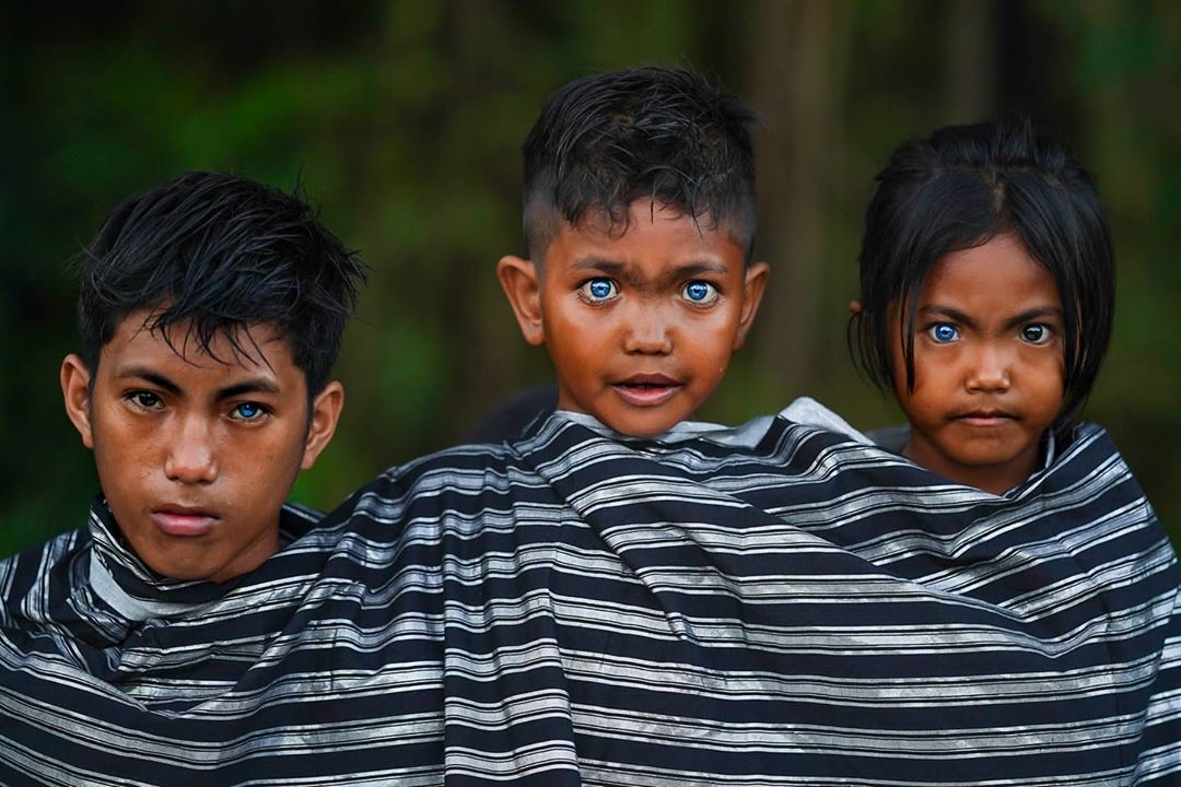 Это стоит увидеть: в Индонезии живет племя с аномально синими глазами - фото 4