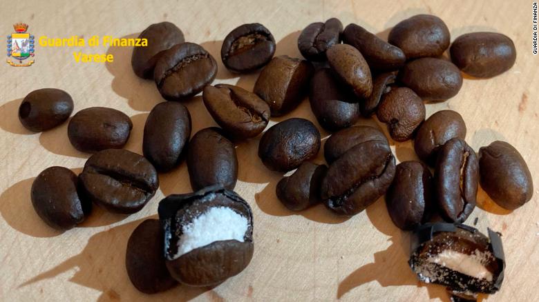 Поліція Італії виявила партію кавових зерен, начинених кокаїном - фото 2