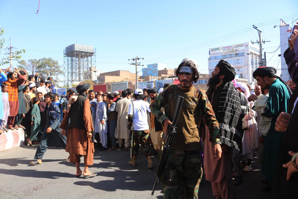 В Афганистане вывешивают на улицах тела людей - фото 6