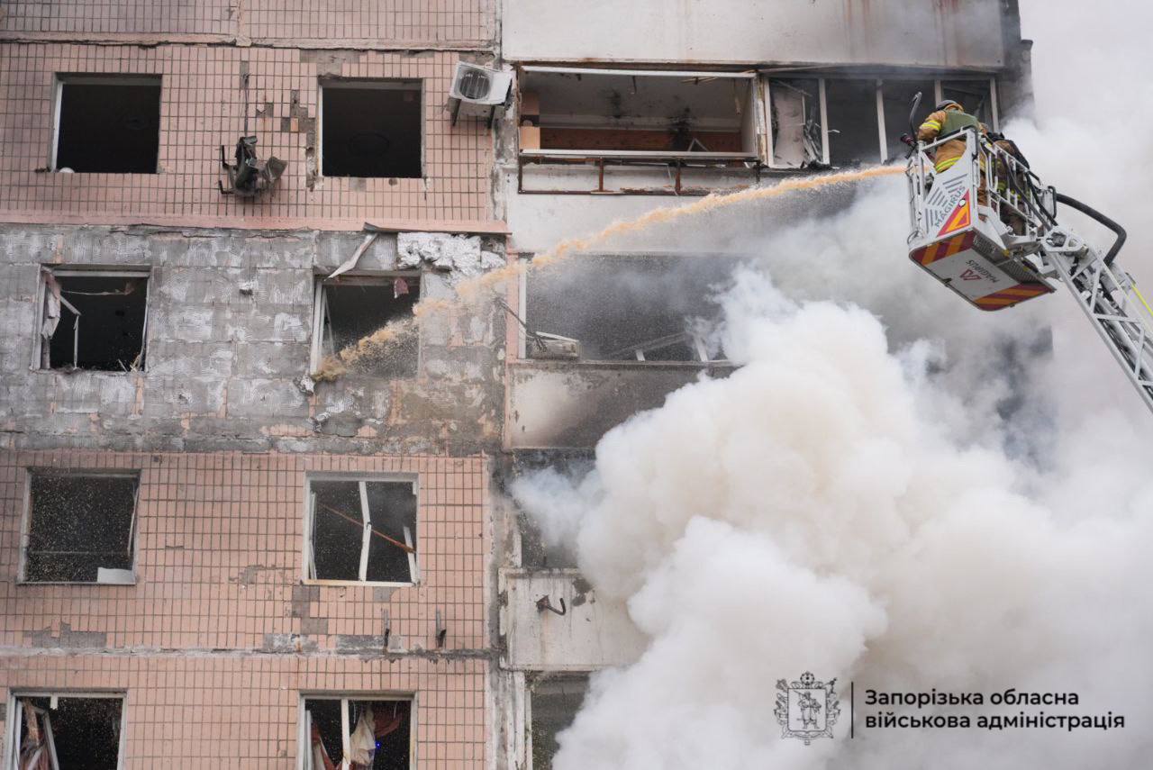 Оккупанты авиабомбами обстреляли Запорожье: есть попадание в дом (ОБНОВЛЯЕТСЯ) - фото 2