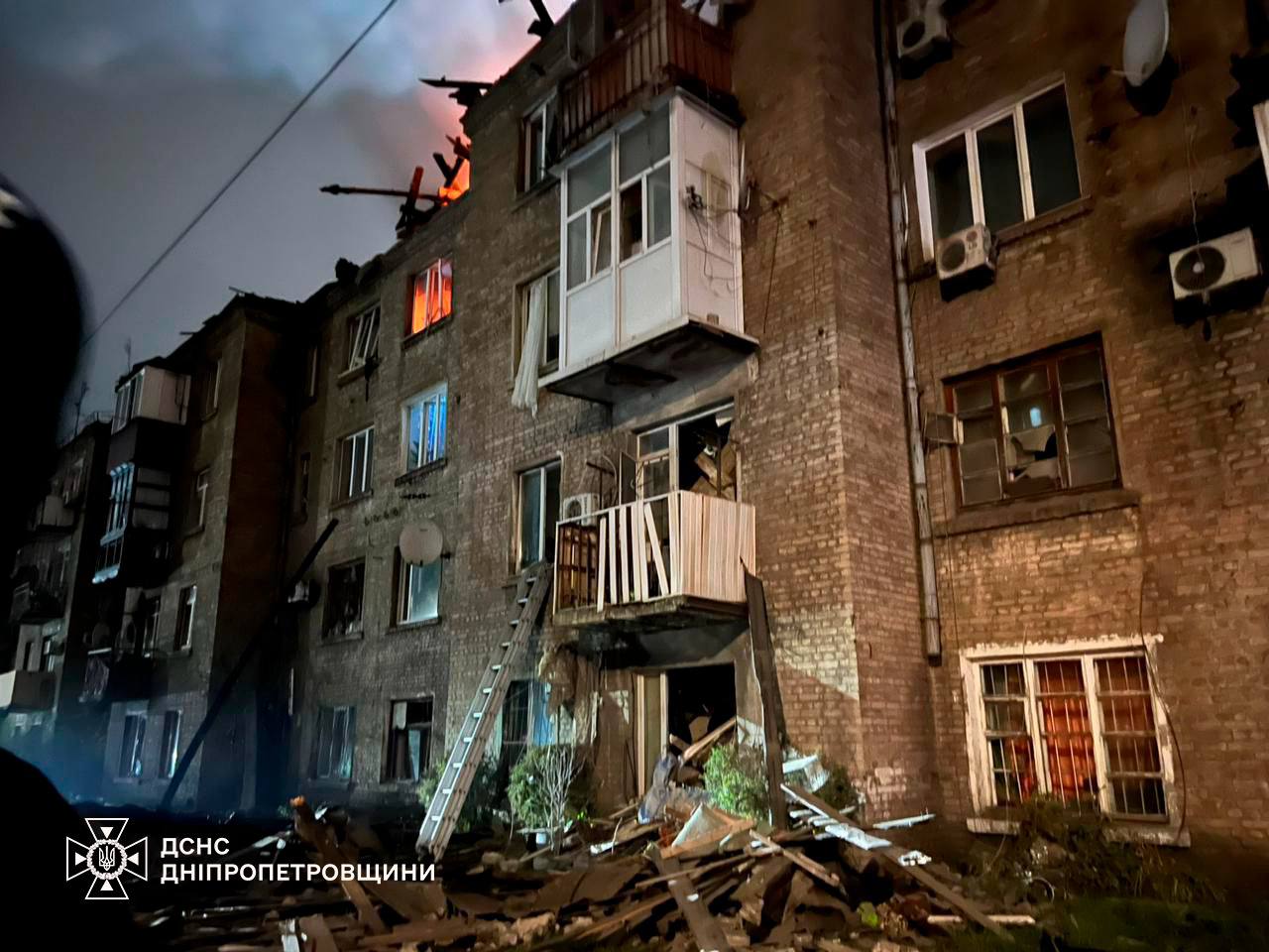 Массированный удар по Днепропетровщине: люди оказались под завалами - фото 2