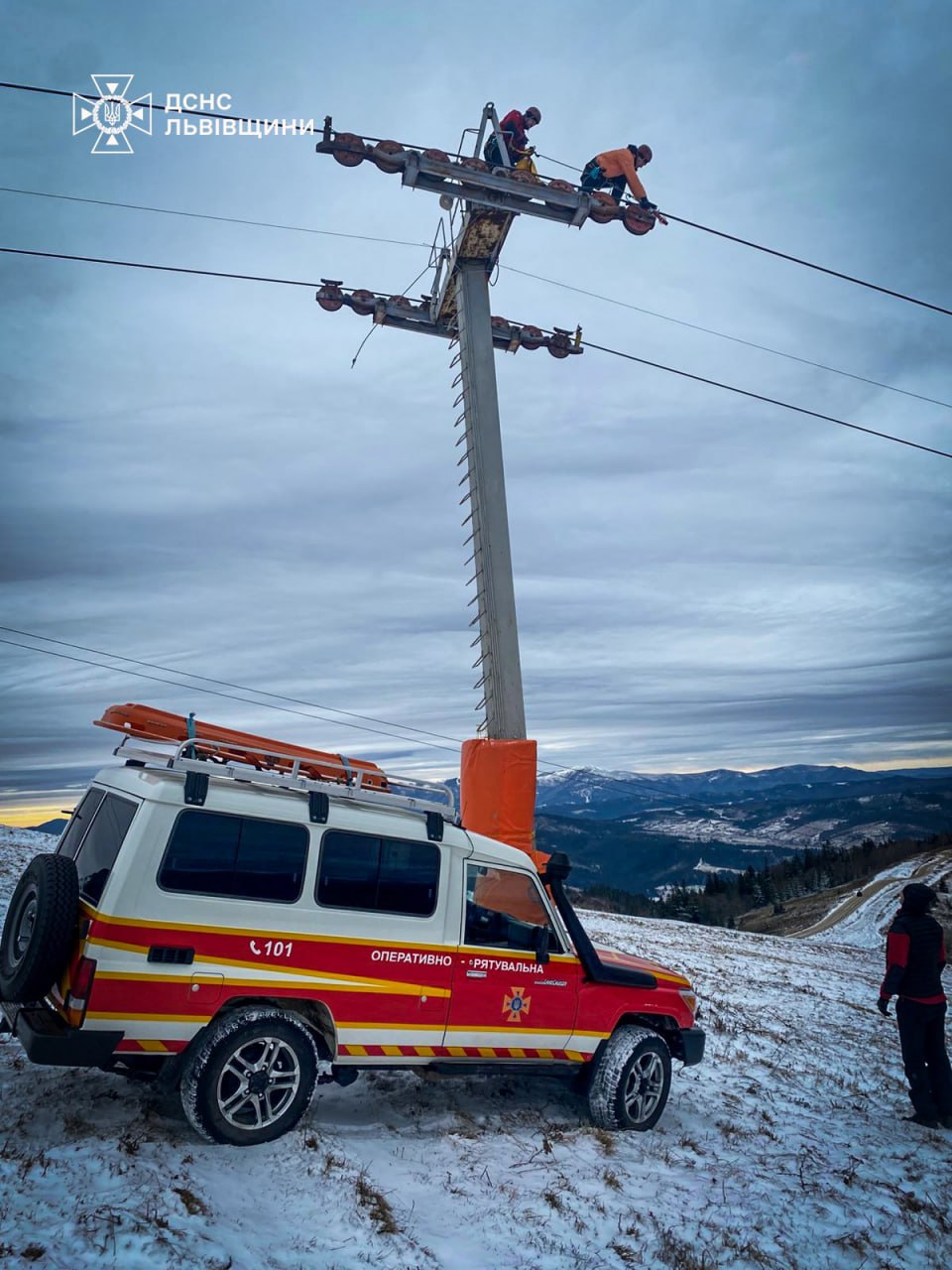 Фобія у скарбничку: на горі Захар Беркут зупинився підйомник – рятувальники знімають людей - фото 2
