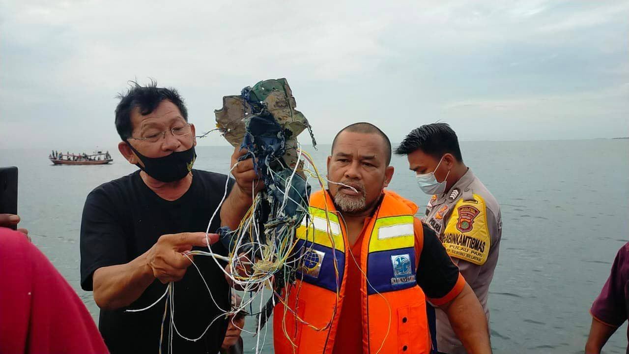 В столице Индонезии после вылета с аэропорта с радаров пропал самолёт (ФОТО)  - фото 3