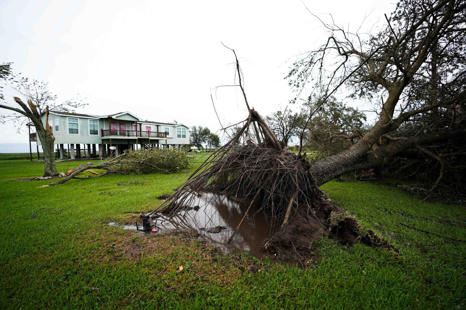 Опубликованы ужасающие фото последствий тропического шторма «Лаура» в США - фото 15