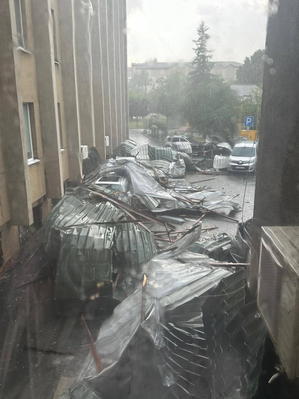 Шквал и гроза во Львове: 6-летний ребенок попал в реанимацию из-за удара молнии - фото 2