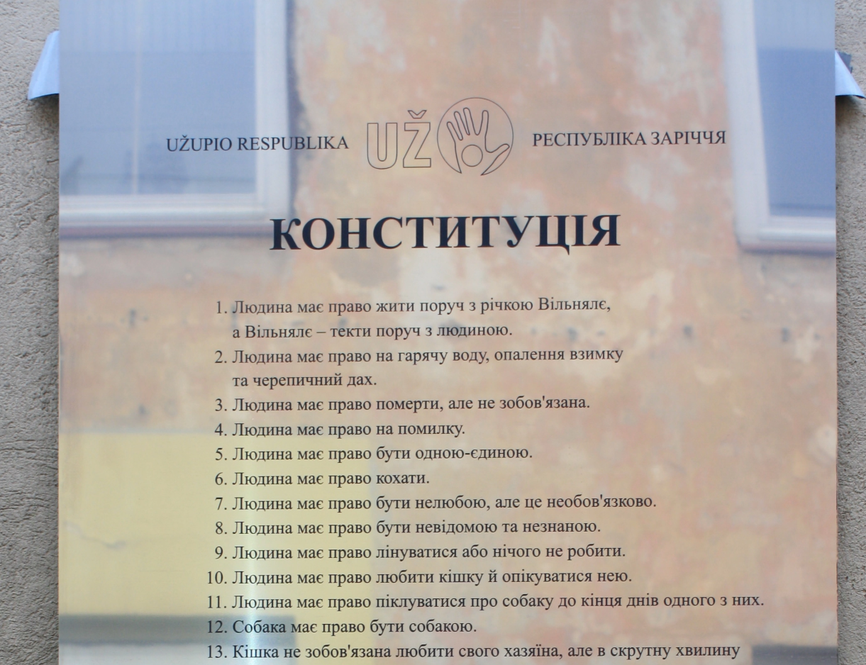 ”Страна внутри города”: путешественник показал самое удивительное место Европы с забавными законами - фото 2