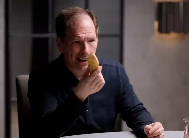 Лікар розкрив секретний лафхак з ”вареним бананом”, який допоможе легко заснути - фото 2