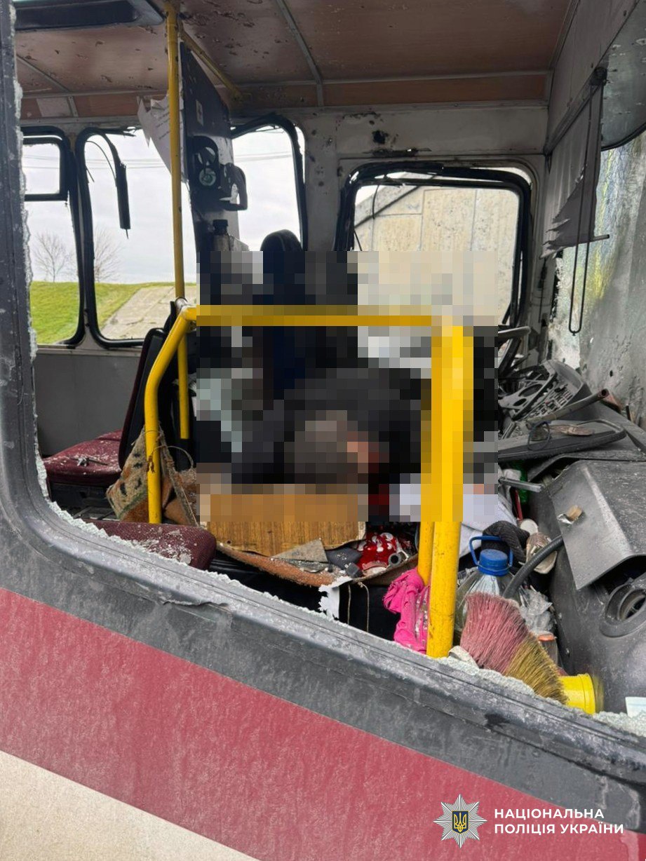 Трагедія у Херсоні: окупанти розстріляли маршрутку з РСЗВ – є загиблі та поранені - фото 2