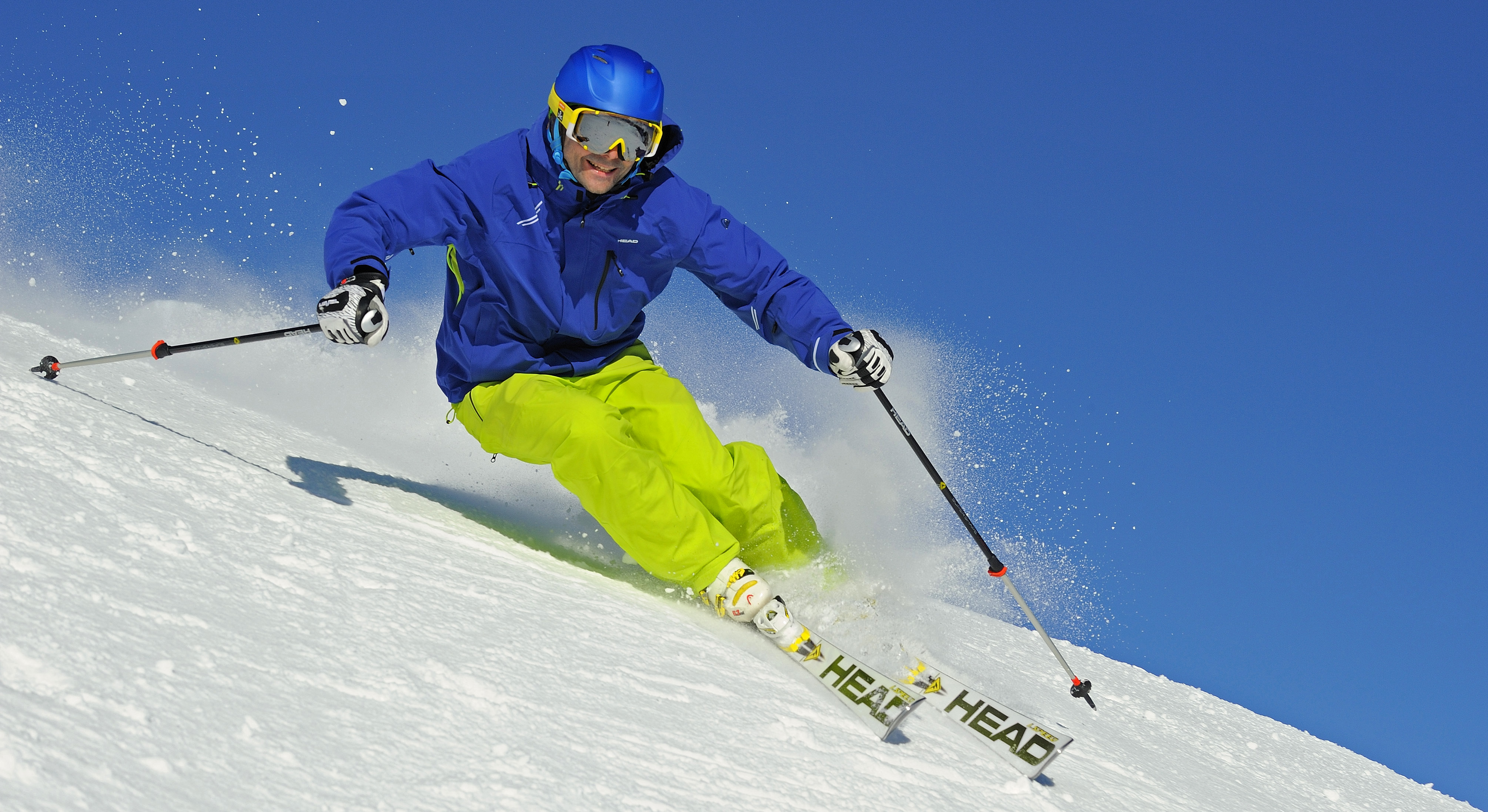 Фото skiing. Горнолыжный спорт. Горные лыжи. Лыжи спорт. Лыжник в горах.
