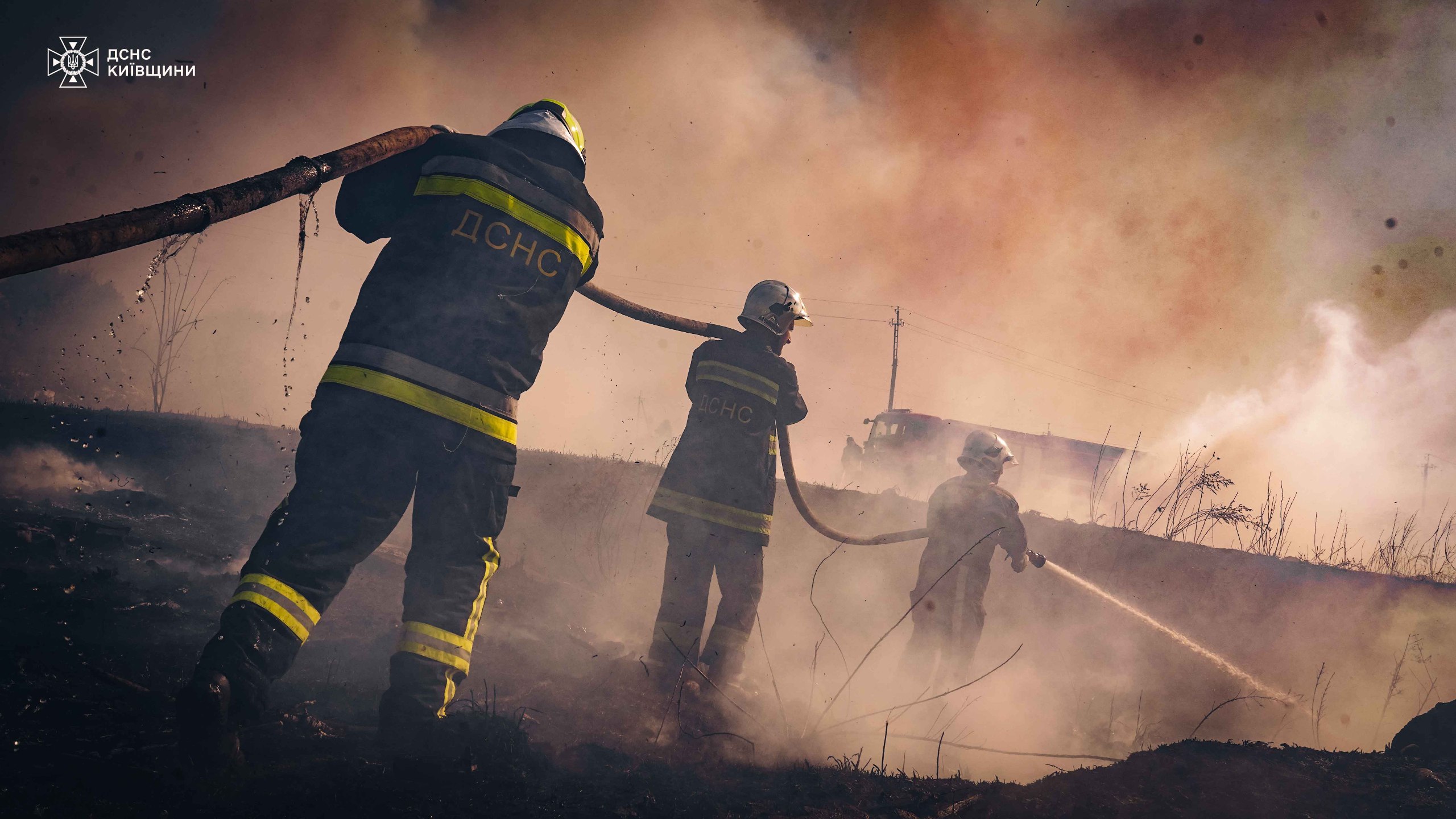 Надзвичайники трьох областей рятували від вогню село на Київщині - фото 4